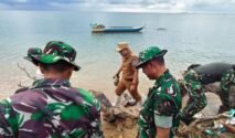 gabungan dari TNI, Polri, Satpol PP, instansi daerah, dan masyarakat sipil sedang mengikuti Kegiatan Karya Bakti di area terbuka dekat kawasan pesisir pantai Tanjung Pero, Kecamatan Tonra.