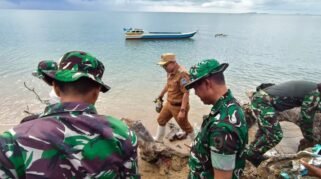 gabungan dari TNI, Polri, Satpol PP, instansi daerah, dan masyarakat sipil sedang mengikuti Kegiatan Karya Bakti di area terbuka dekat kawasan pesisir pantai Tanjung Pero, Kecamatan Tonra.