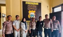 Sejumlah personel Satlantas Polres Bone berseragam lengkap dan petugas Jasa Raharja mengapit seorang pria berkaus hitam yang menjadi tersangka pencurian motor di depan ruang penjagaan Polsek Dua Boccoe.
