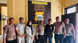 Sejumlah personel Satlantas Polres Bone berseragam lengkap dan petugas Jasa Raharja mengapit seorang pria berkaus hitam yang menjadi tersangka pencurian motor di depan ruang penjagaan Polsek Dua Boccoe.