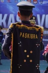 Tim Paskibra MAN 2 Bone berseragam hitam dan merah tampil memukau menunjukkan formasi baris-berbaris dalam lomba Angkasa di SMAN 1 Bone.