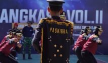 Tim Paskibra MAN 2 Bone berseragam hitam dan merah tampil memukau menunjukkan formasi baris-berbaris dalam lomba Angkasa di SMAN 1 Bone.