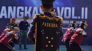 Tim Paskibra MAN 2 Bone berseragam hitam dan merah tampil memukau menunjukkan formasi baris-berbaris dalam lomba Angkasa di SMAN 1 Bone.