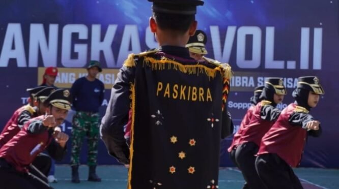 Tim Paskibra MAN 2 Bone berseragam hitam dan merah tampil memukau menunjukkan formasi baris-berbaris dalam lomba Angkasa di SMAN 1 Bone.