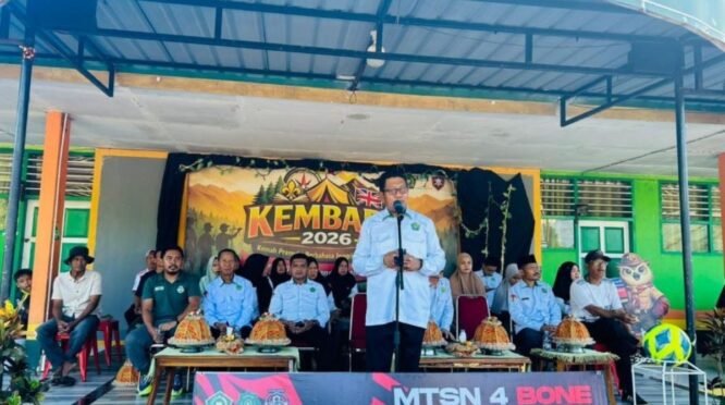Kepala MTsN 4 Bone, Andi Ridwan, saat memberikan sambutan sekaligus membuka secara resmi perhelatan turnamen bergengsi Futsal Cup IX Tahun 2026, Senin (4/5/2026).