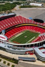 Pemandangan udara Kansas City Stadium dengan tribun merah dan lapangan hijau yang menjadi salah satu venue Piala Dunia 2026 di Amerika Serikat.