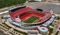 Pemandangan udara Kansas City Stadium dengan tribun merah dan lapangan hijau yang menjadi salah satu venue Piala Dunia 2026 di Amerika Serikat.