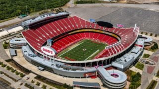 Pemandangan udara Kansas City Stadium dengan tribun merah dan lapangan hijau yang menjadi salah satu venue Piala Dunia 2026 di Amerika Serikat.