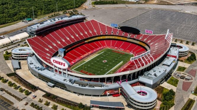 Pemandangan udara Kansas City Stadium dengan tribun merah dan lapangan hijau yang menjadi salah satu venue Piala Dunia 2026 di Amerika Serikat.