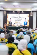 Jemaah haji Kloter 6 asal Bone mengikuti acara penyambutan dan serah terima di Aula Arafah Asrama Haji Sudiang Makassar usai menunaikan ibadah haji 2026.