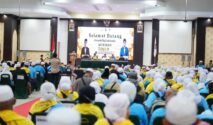 Jemaah haji Kloter 6 asal Bone mengikuti acara penyambutan dan serah terima di Aula Arafah Asrama Haji Sudiang Makassar usai menunaikan ibadah haji 2026.