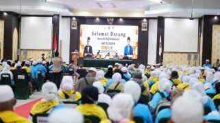 Jemaah haji Kloter 6 asal Bone mengikuti acara penyambutan dan serah terima di Aula Arafah Asrama Haji Sudiang Makassar usai menunaikan ibadah haji 2026.