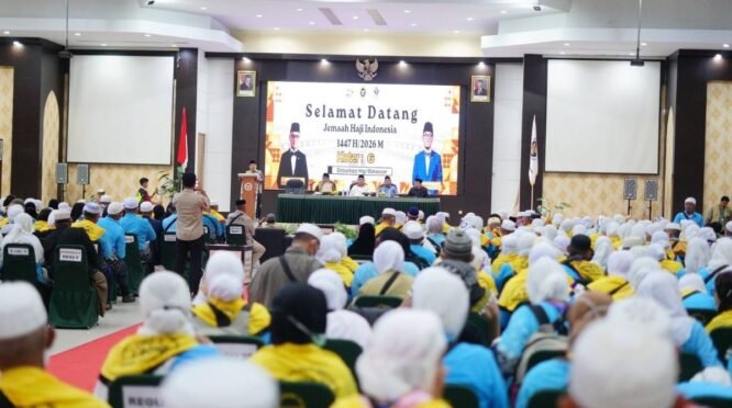 Jemaah haji Kloter 6 asal Bone mengikuti acara penyambutan dan serah terima di Aula Arafah Asrama Haji Sudiang Makassar usai menunaikan ibadah haji 2026.