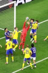 Duel pemain Jepang dan Swedia di depan gawang pada pertandingan Grup F Piala Dunia 2026