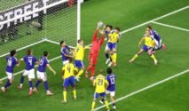 Duel pemain Jepang dan Swedia di depan gawang pada pertandingan Grup F Piala Dunia 2026