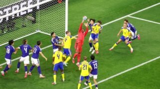 Duel pemain Jepang dan Swedia di depan gawang pada pertandingan Grup F Piala Dunia 2026