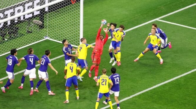 Duel pemain Jepang dan Swedia di depan gawang pada pertandingan Grup F Piala Dunia 2026