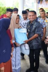 Alt Teks: Bupati Bone menyalurkan bantuan sosial kepada warga miskin dan miskin ekstrem di Kabupaten Bone.
