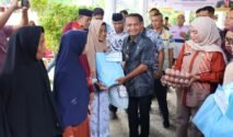 Alt Teks: Bupati Bone menyalurkan bantuan sosial kepada warga miskin dan miskin ekstrem di Kabupaten Bone.