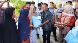 Alt Teks: Bupati Bone menyalurkan bantuan sosial kepada warga miskin dan miskin ekstrem di Kabupaten Bone.