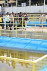 Bupati Bone dan rombongan pejabat melakukan peninjauan fasilitas instalasi pengolahan limbah di TPA Passippo.