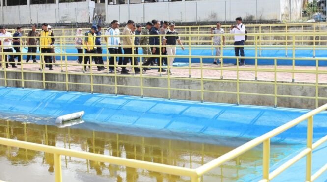Bupati Bone dan rombongan pejabat melakukan peninjauan fasilitas instalasi pengolahan limbah di TPA Passippo.