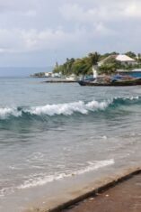 Ilustrasi gelombang laut di kawasan pesisir terkait peringatan dini tsunami akibat gempa M7,7 di Mindanao, Filipina.