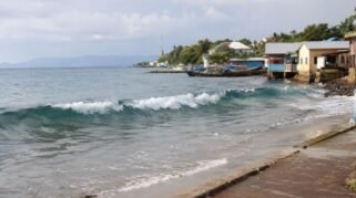 Ilustrasi gelombang laut di kawasan pesisir terkait peringatan dini tsunami akibat gempa M7,7 di Mindanao, Filipina.