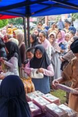 Warga mengantre membeli bahan pangan dalam Gerakan Pangan Murah di Desa Usa, Kecamatan Palakka, Kabupaten Bone.