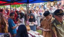 Warga mengantre membeli bahan pangan dalam Gerakan Pangan Murah di Desa Usa, Kecamatan Palakka, Kabupaten Bone.