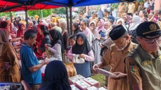 Warga mengantre membeli bahan pangan dalam Gerakan Pangan Murah di Desa Usa, Kecamatan Palakka, Kabupaten Bone.