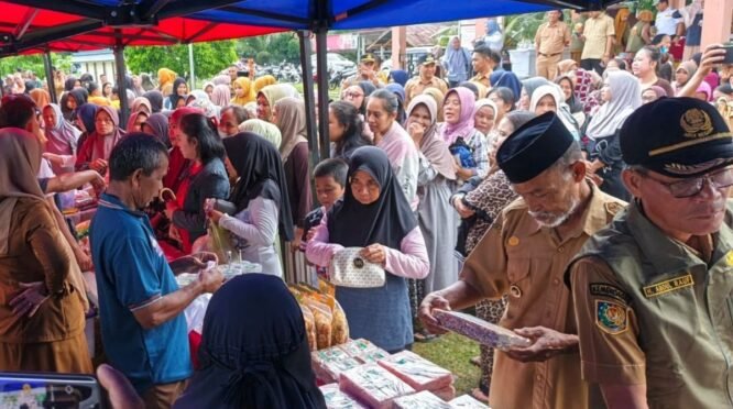 Warga mengantre membeli bahan pangan dalam Gerakan Pangan Murah di Desa Usa, Kecamatan Palakka, Kabupaten Bone.