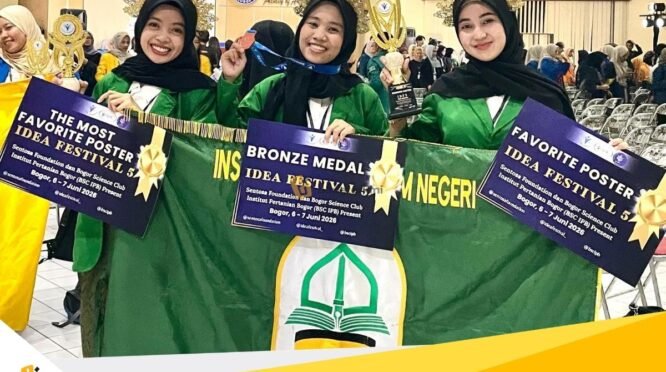Tiga mahasiswa IAIN Bone meraih Bronze Medal, Favorit Poster, dan The Most Favorit Poster pada ajang Idea Fest 5 di Bogor.