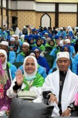 Jemaah haji Kloter 4 Debarkasi Makassar asal Wajo berkumpul di Aula Arafah Asrama Haji Makassar setelah tiba dari Arab Saudi.