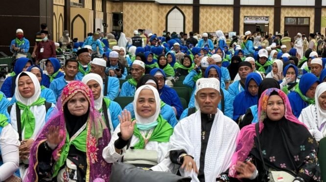 Jemaah haji Kloter 4 Debarkasi Makassar asal Wajo berkumpul di Aula Arafah Asrama Haji Makassar setelah tiba dari Arab Saudi.