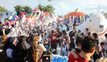 Suasana grand opening Joyland Family Park Bone yang dipadati pengunjung saat menikmati wahana permainan dan foam party di Kabupaten Bone.