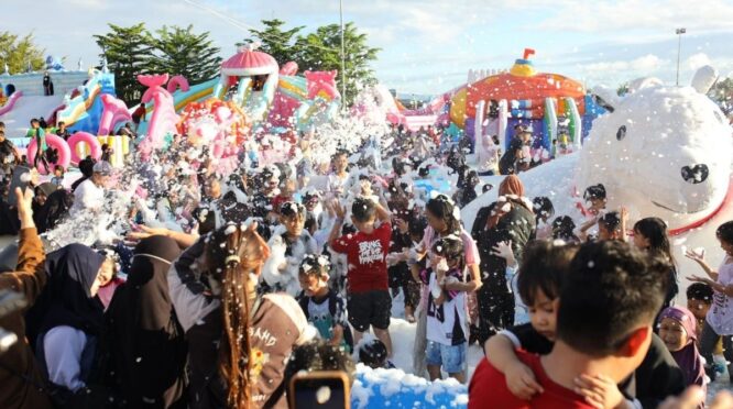 Suasana grand opening Joyland Family Park Bone yang dipadati pengunjung saat menikmati wahana permainan dan foam party di Kabupaten Bone.