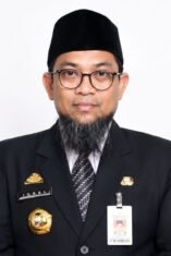 Potret Kepala Dinas Pendidikan Sulawesi Selatan, Andi Iqbal Najamuddin, mengenakan pakaian dinas resmi dengan latar belakang putih.
