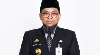Potret Kepala Dinas Pendidikan Sulawesi Selatan, Andi Iqbal Najamuddin, mengenakan pakaian dinas resmi dengan latar belakang putih.