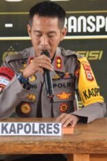 Kapolres Bone AKBP Sugeng Setio Budhi memberikan keterangan dalam konferensi pers di Mapolres Bone