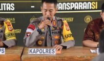 Kapolres Bone AKBP Sugeng Setio Budhi memberikan keterangan dalam konferensi pers di Mapolres Bone