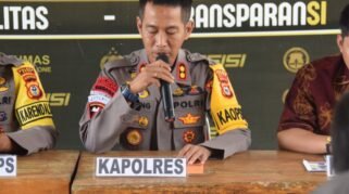 Kapolres Bone AKBP Sugeng Setio Budhi memberikan keterangan dalam konferensi pers di Mapolres Bone