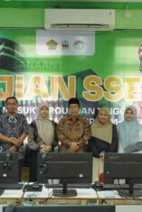 Simulasi Ujian SSE UM-PTKIN 2026 di laboratorium komputer IAIN Bone yang ditinjau langsung Rektor IAIN Bone bersama panitia pelaksana.
