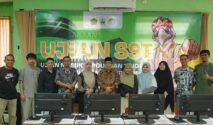 Simulasi Ujian SSE UM-PTKIN 2026 di laboratorium komputer IAIN Bone yang ditinjau langsung Rektor IAIN Bone bersama panitia pelaksana.