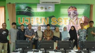 Simulasi Ujian SSE UM-PTKIN 2026 di laboratorium komputer IAIN Bone yang ditinjau langsung Rektor IAIN Bone bersama panitia pelaksana.