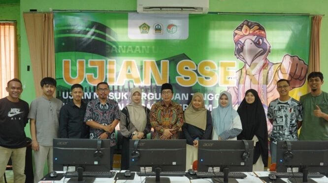 Simulasi Ujian SSE UM-PTKIN 2026 di laboratorium komputer IAIN Bone yang ditinjau langsung Rektor IAIN Bone bersama panitia pelaksana.