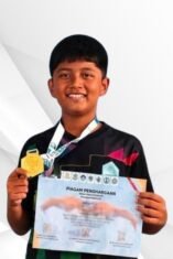 Siswa MIN 7 Bone, Andi Nibraas Sugestira, memegang dua medali emas hasil kemenangan pada cabang olahraga renang O2SN Kabupaten Bone 2026.