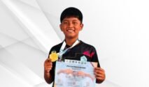 Siswa MIN 7 Bone, Andi Nibraas Sugestira, memegang dua medali emas hasil kemenangan pada cabang olahraga renang O2SN Kabupaten Bone 2026.