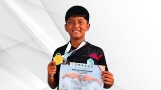 Siswa MIN 7 Bone, Andi Nibraas Sugestira, memegang dua medali emas hasil kemenangan pada cabang olahraga renang O2SN Kabupaten Bone 2026.
