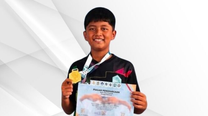 Siswa MIN 7 Bone, Andi Nibraas Sugestira, memegang dua medali emas hasil kemenangan pada cabang olahraga renang O2SN Kabupaten Bone 2026.